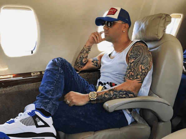 De acuerdo con información del portal El Nuevo Diario, fue en 2008 cuando el puertorriqueño Wisin fue detenido tras una pelea que tuvo con su padre. ¿El motivo? Unos gallos de pelea.