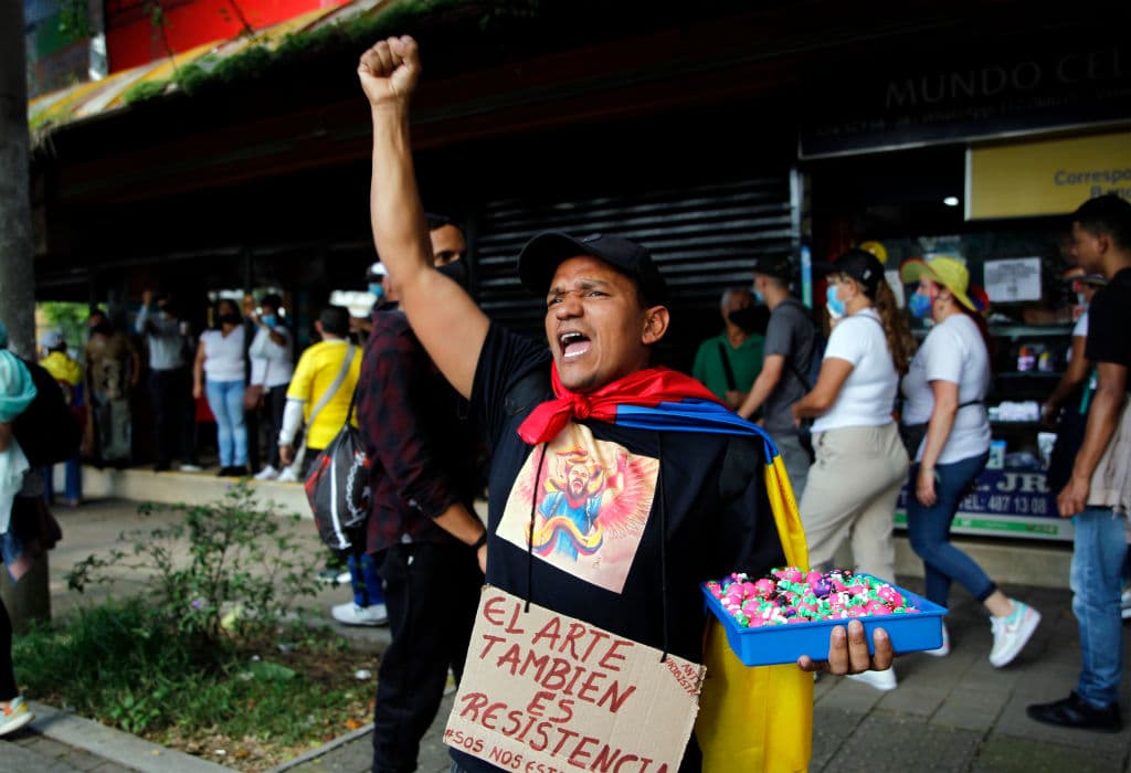 En apenas un año, el porcentaje de población pobre de Colombia pasó del 35.7% al 42.5%, y 
<b>casi un tercio de los colombianos (27.7%) entre los 14 y 28 años no estudia ni trabaja, </b>según el órgano estatal de estadística, citado por la AFP.