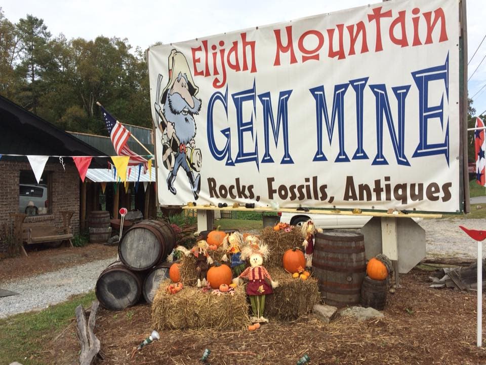 <b>ELIJAH MOUNTAIN GEM MINE</b>. Es el principal destino minero de Carolina del Norte. Según sus promotores puedes llegar y tratar de extraer gemas y oro como lo han hecho los colonos de las montañas Blue Ridge durante generaciones. Encuentra rubíes, esmeraldas, granates, zafiros, amatista, citrino, cuarzo, piedra lunar, fósiles, geodas y más. Encuentras más información, 
<b><a href="http://www.elijahmountain.com/main-page.html" target="_blank">aquí</a></b>.