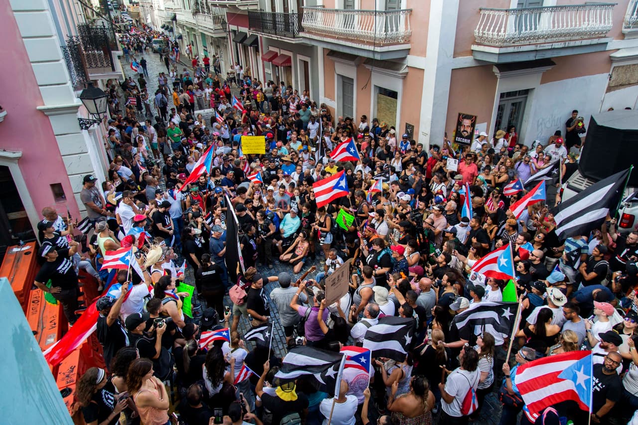 Se cree que el paro y la manifestación de este lunes tengan una gran participación. Se espera que por una de las principales vías de la capital marchen miles de personas, en la que sería una protesta histórica y la mayor que se haya dado hasta ahora.