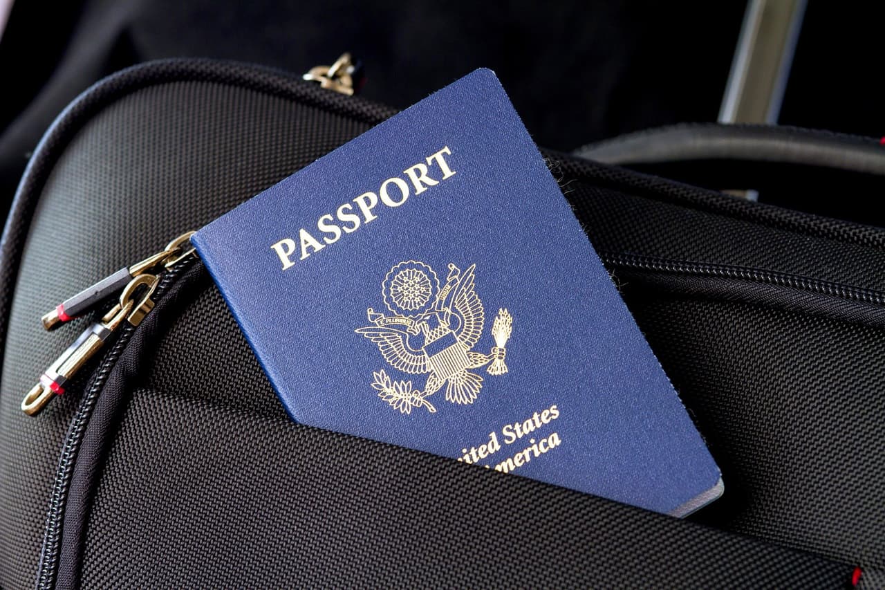 Debes demostrar que has estado fisicamente en Estados Unidos durante el tiempo requerido y demostrar que has residido por lo menos tres meses en un estado o distrito donde el servicio de inmigración tiene jurisdicción.