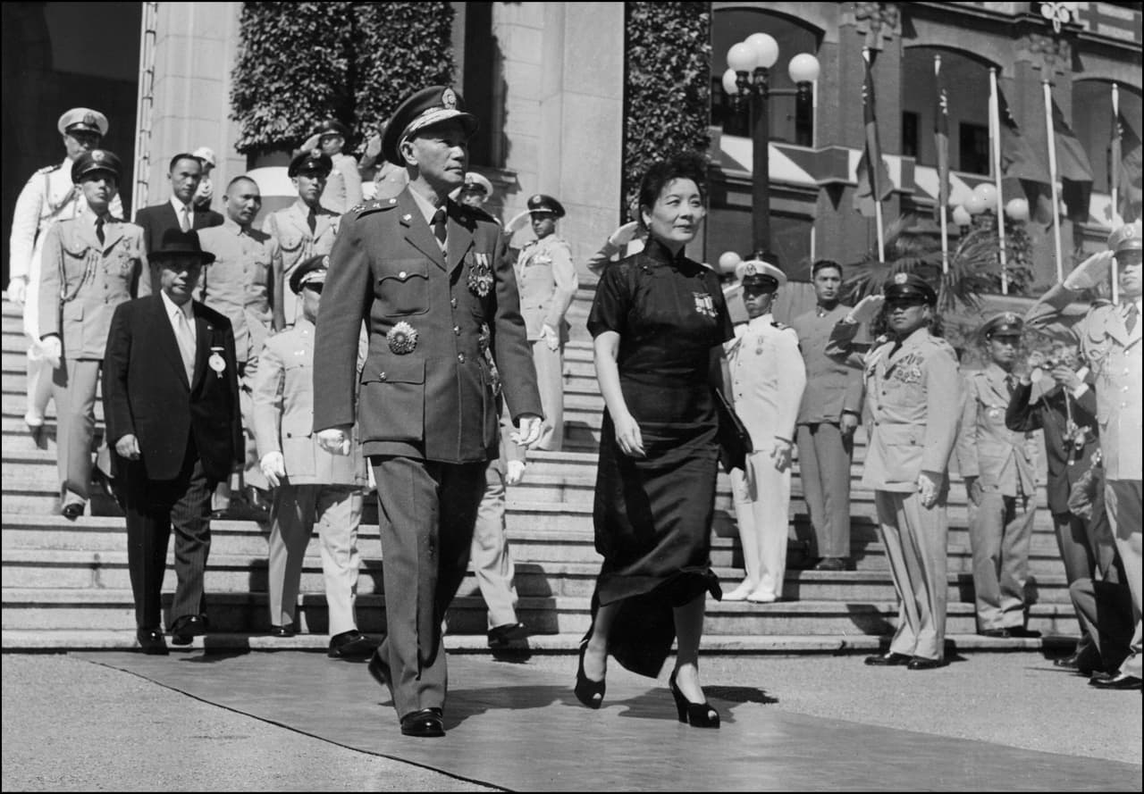 <b>1954, Crisis en Taiwán.</b> El presidente Dwight Eisenhower realiza un bloqueo marino en Taiwán en 1953 y luego Chiang Kai-shek (en el centro de la imagen) -gobernante chino en el exilio desde la llegada de los comunistas al poder en China continental- desplega tropas en el estrecho de Taiwán. China respondió bombardeando las islas defendidas por Kai-shek. Washington firma un tratado de defensa mutua con los nacionalistas de Chiang. En 1955 EEUU y China negocian, aunque la crisis volvió a estallar en 1956 y 1996.