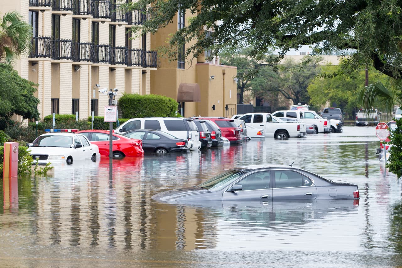 <b>1. Nunca uses tu automóvil como refugio</b>: De acuerdo al Servicio Meteorológico Nacional del gobierno de Estados Unidos la mitad de la muertes en eventos de inundación ocurren en el interior de un automóvil. Es por esto que es importante no refugiarse dentro del automóvil durante una tormenta y nunca utilizar el vehículo antes de que las autoridades hayan declarado que es seguro hacerlo.