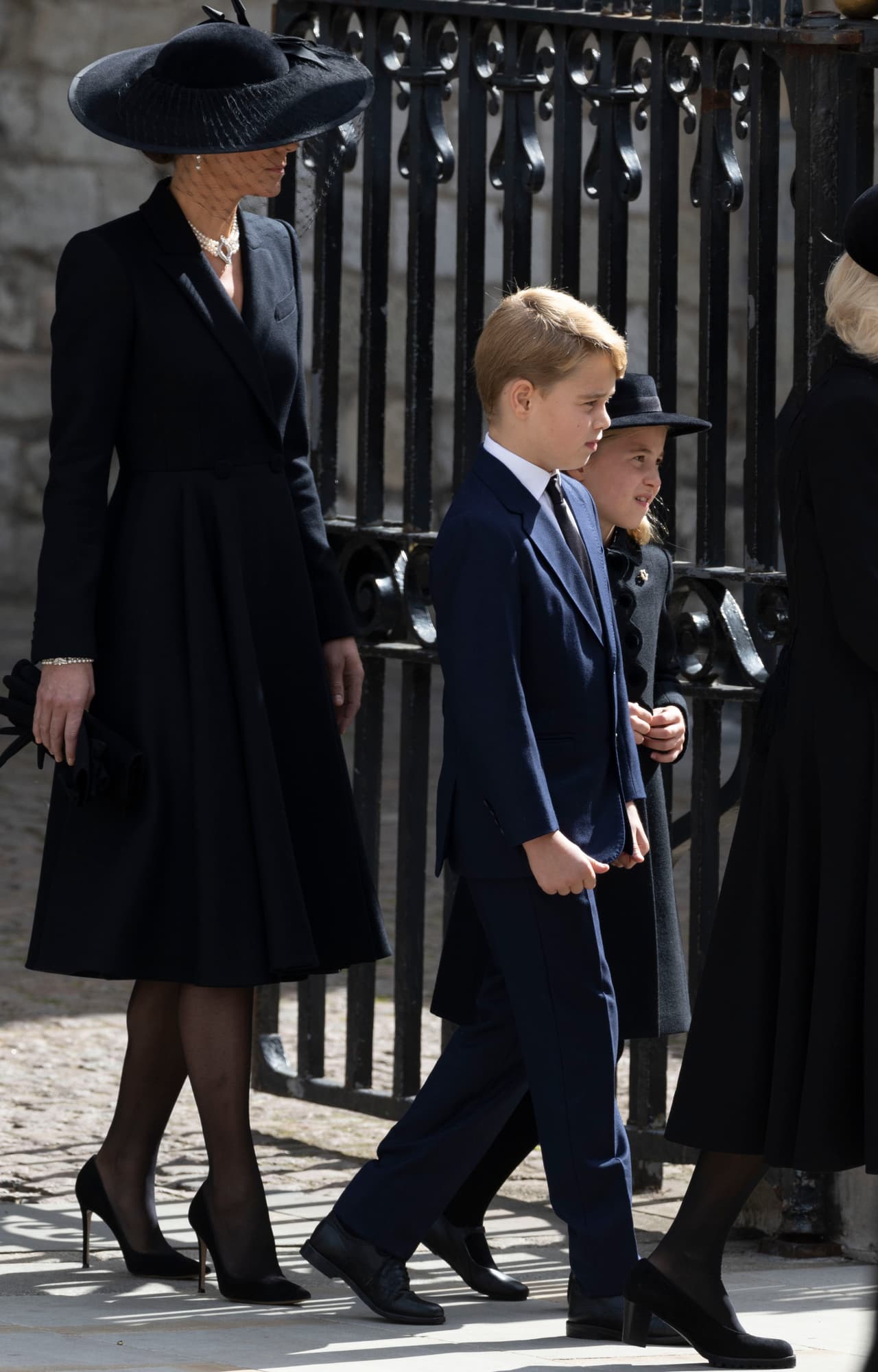 En esta ocasión, Kate Middletton combinó su atuendo con un vestido tipo abrigo totalmente en negro y un sombrero en ala con velo.