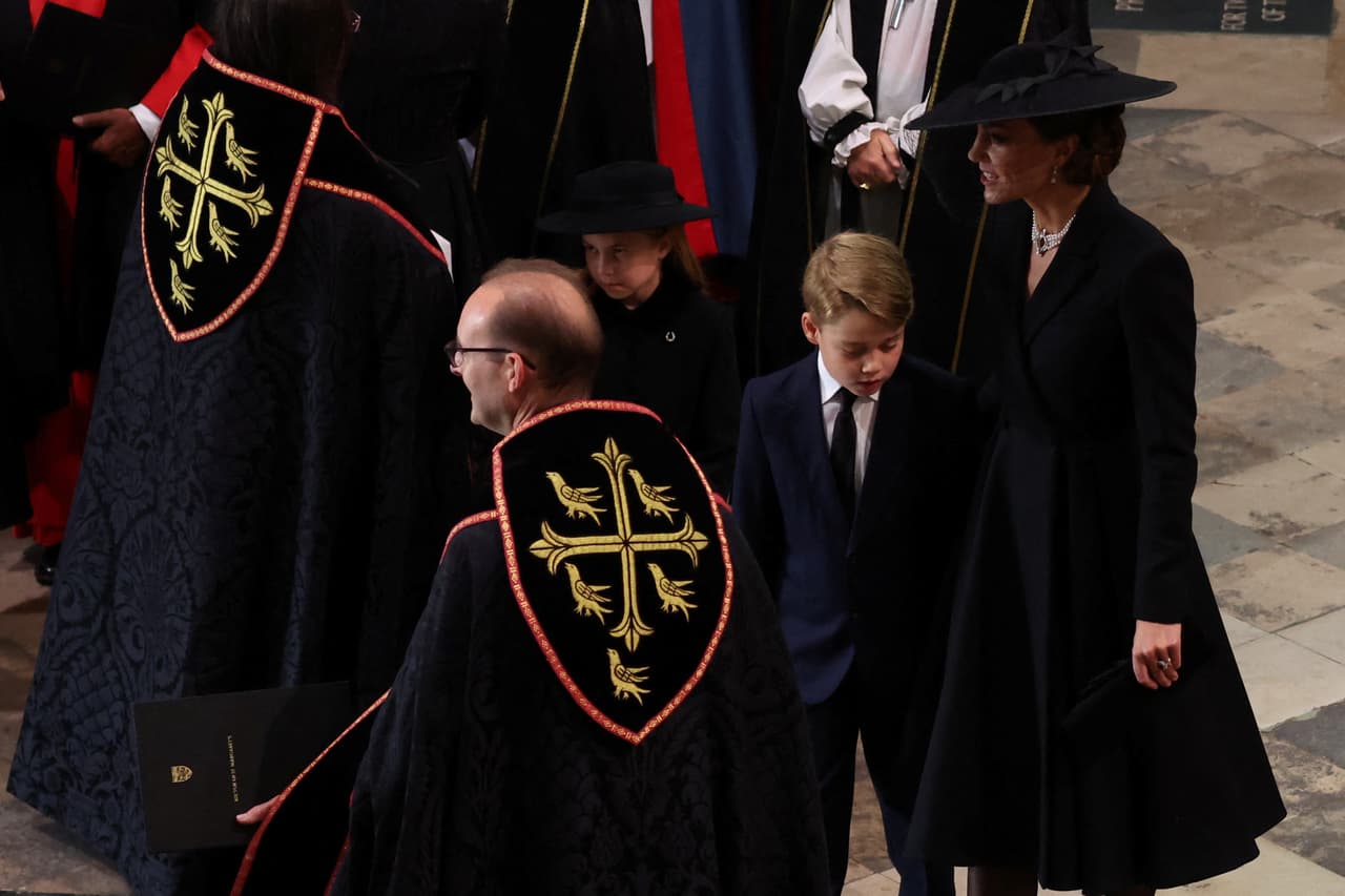A los bisnietos de la monarca se les vio solemnes en su primera aparición 
<b><a href="https://www.univision.com/famosos/murio-la-reina-isabel-incertidumbre-polemica-familia-real" target="_blank">tras la muerte de la reina. </a></b>
<br>
