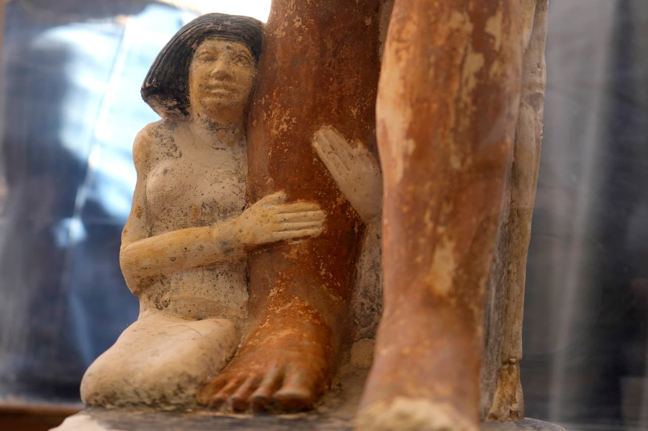 Otro de los objetos descubiertos en la exploración, expuestos en la antigua necrópolis, es expuesto durante el anuncio de los hallazgos. La industria turística de Egipto se ha visto muy afectada por la pandemia de coronavirus y actualmente sufre las consecuencias de la guerra en Ucrania. Tanto Rusia como Ucrania constituían anteriormente una gran fuente de turistas que visitaban el país.