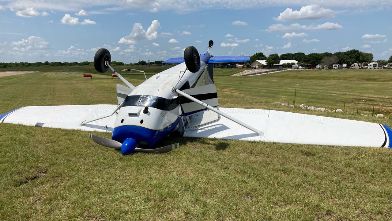 Avioneta termina “patas arriba” en plena pista, ¿qué sucedió en Grand Prairie?