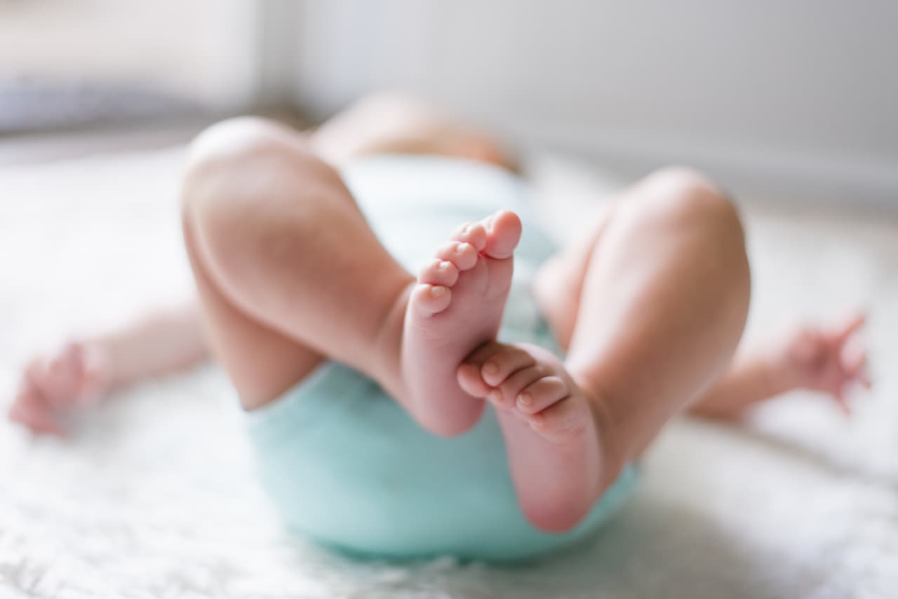 Para incrementar natalidad, mejoremos las condiciones de las madres y el costo de tener un bebé 
