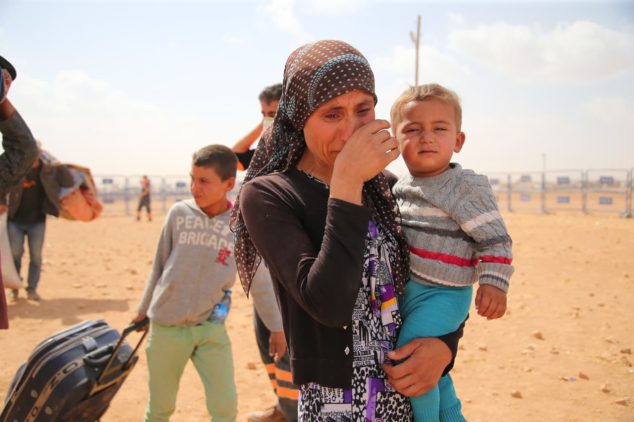 <b>La esperanza de autonomía kurda en Siria.</b> Los kurdos de Siria tienen esperanzas de que puedan alcanzar la autonomía total en el extremo nororiental de ese país, donde se concentra su población. Siria no lo ha permitido y Turquía se opone rotundamente a ello. 
<a href="https://www.univision.com/noticias/guerra-en-siria/las-fotos-que-muestran-la-tragedia-de-los-ninos-de-alepo-fotos">Antes de la guerra civil siria, que comenzó en 2011</a>, los kurdos habían logrado un importante nivel de autonomía: enseñaban su propio idioma en las escuelas, establecieron su propia policía y formaron un consejo administrativo. En la fotografía, refugiados kurdos sirios cerca de Suruc,Turquía, que a finales de 2014 huyeron de los ataques del grupo 
<a href="https://www.univision.com/temas/isis">Estado Islámico</a> .