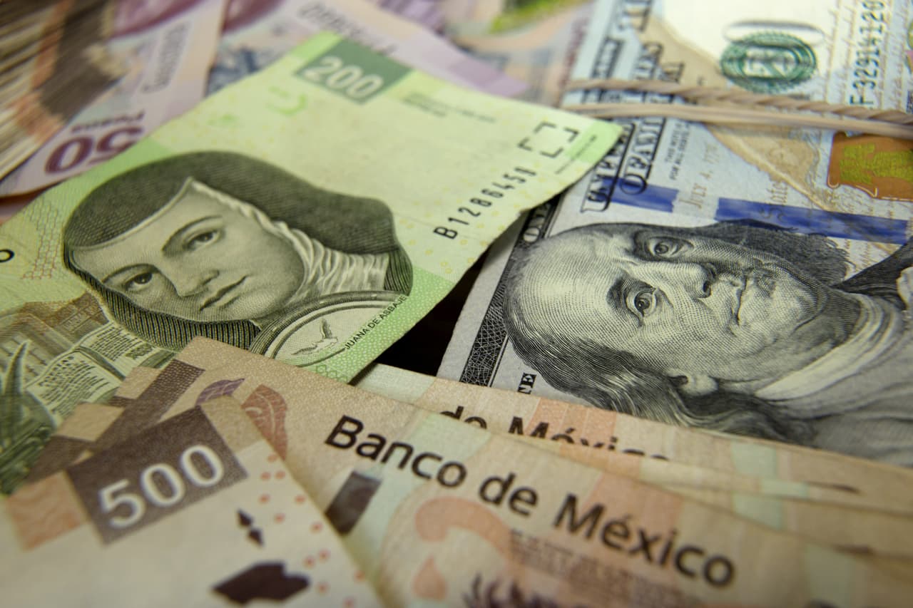 El peso cae de nuevo frente al dólar tras la cancelación de la inversión de Ford en México