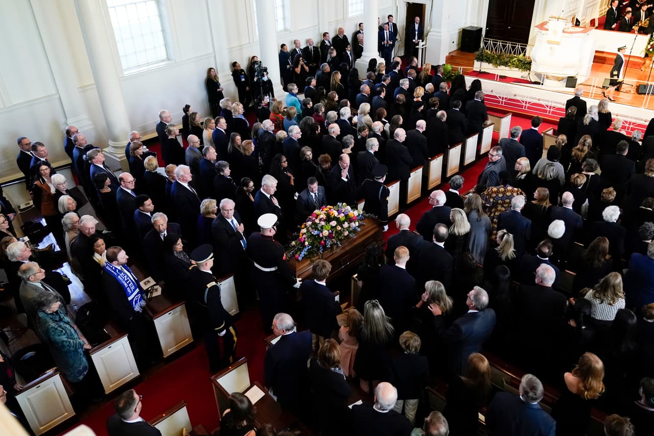 El ataúd de la ex primera dama Rosalynn Carter llega al interior de la Iglesia Glenn Memorial, el martes 28 de noviembre de 2023, en Atlanta.
