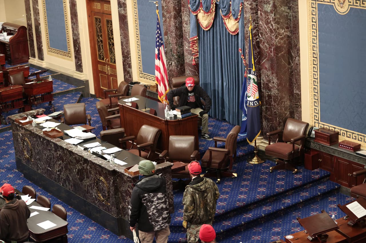 FBI arresta a estudiante de UCLA que se sentó en la silla de Mike Pence durante invasión del Capitolio