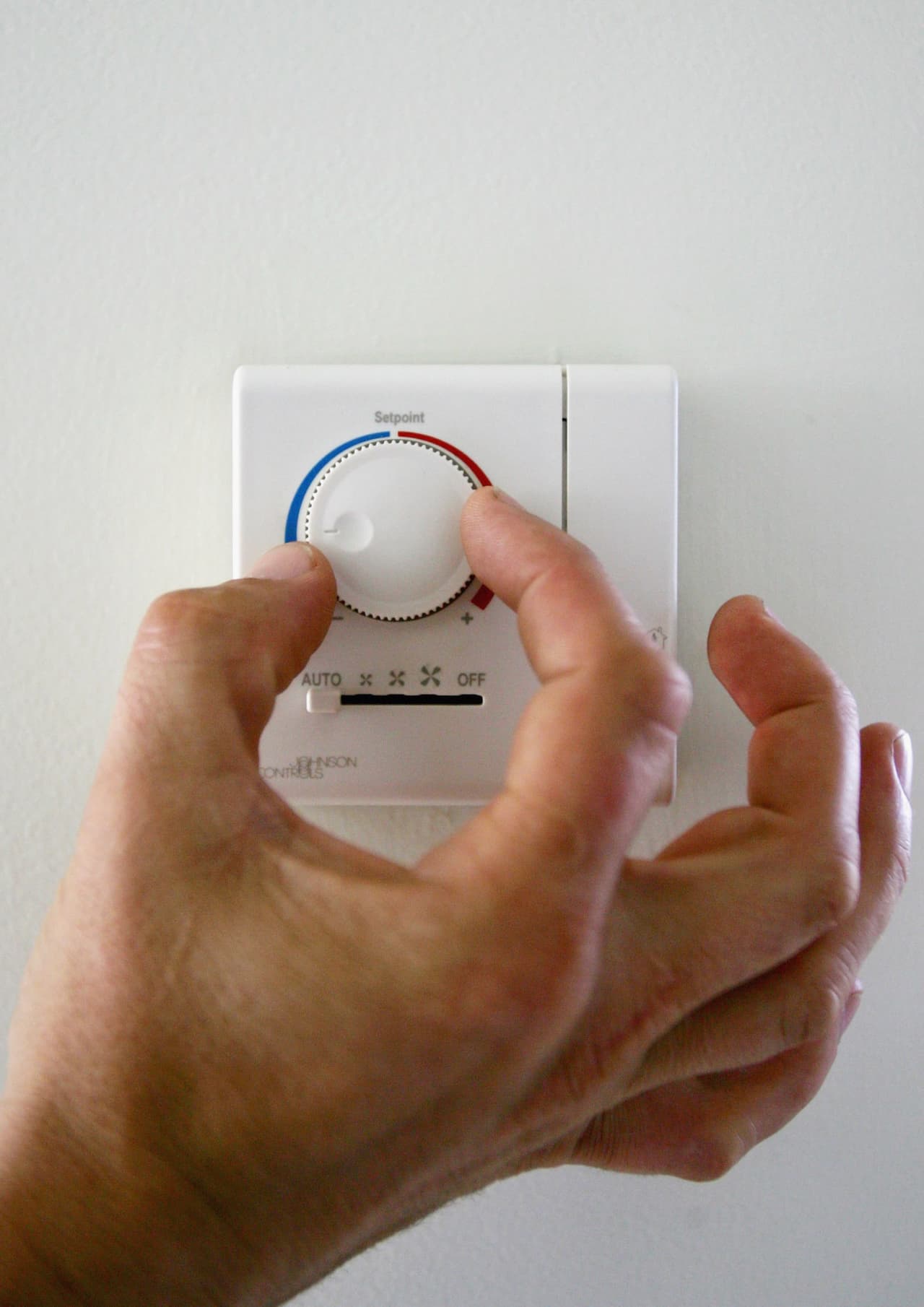 Para evitar apagones, es necesario conservar la energía lo más posible. Ponga el aire acondicionado a 78 grados Fahrenheit. Este ajuste permite una refrigeración suficiente y, al mismo tiempo, conserva la energía eléctrica.