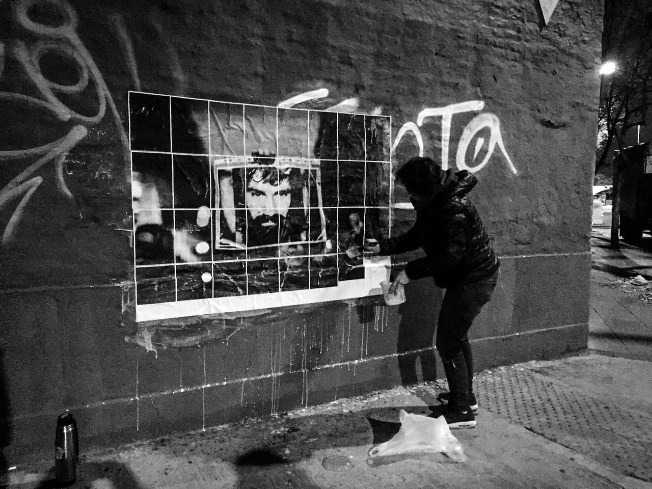 “Se trata de darle visibilidad a la campaña por Santiago”, dijo Luciana, una fotógrafa que trabaja con M.A.F.I.A y pidió mantener su nombre completo en reserva, previendo acusaciones por deterioro de la propiedad pública.