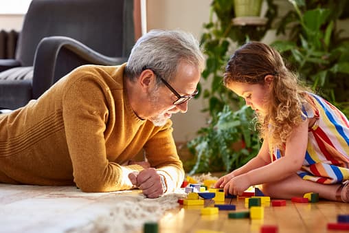 <b>Armen un rompecabezas o Lego juntos.</b> Hacer rompecabezas o armar Legos, despiertan la creatividad, el potencial de concentración y memoria de chicos y grandes. Se pueden pasar horas buscando las piezas correctas para armar un proyecto, y lograrlo en familia es muy gratificante.