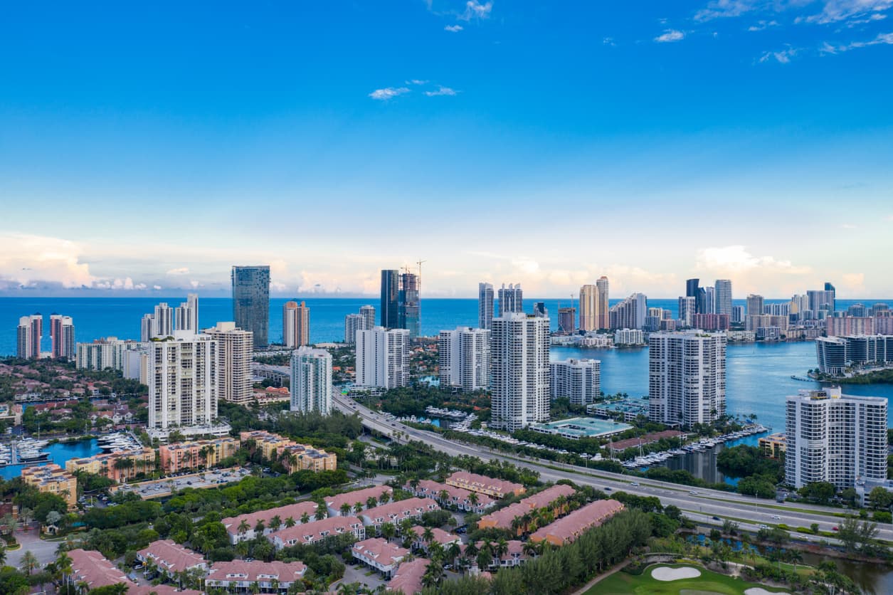 <h3 class="cms-H3-H3">2.- Florida</h3>
<br>
<br>📌 Puntuación de agotamiento: 7.1
<br>📌 Tiempo de trabajo por semana: 38 horas 54 minutos
<br>📌 Promedio salario anual: $64,000
<br>📌 Promedio tiempo de viaje de ida: 28 minutos
<br>📌 Búsquedas anuales en Google de “agotamiento”: 37,100
<br>