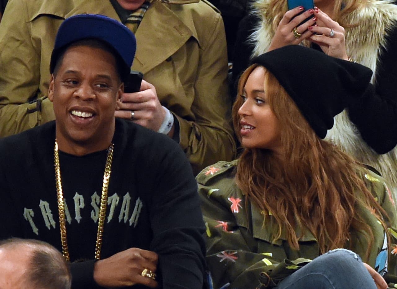 <b>Puesto 10. Jay-Z. </b>Este rapero estadounidense se inició en la música en las complicadas calles de Brooklyn, Nueva York. No terminó la secundaria, pero perseveró en su pasión hasta convertirse en una estrella del género y en un exitoso empresario. Es dueño de su propio sello discográfico y es copropietario de una empresa de streaming de música. Ha lanzado marcas de ropa y de bebidas alcohólicas, y es el primer cantante de rap con un patrimonio de más de más de mil millones de dólares. 
<br>