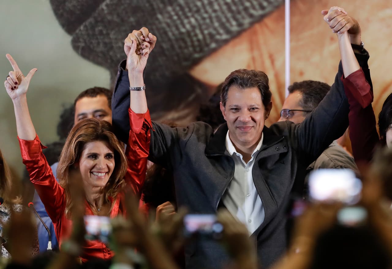 Fernando Haddad, el candidato izquierdista celebra junto a su esposa Ana Estela en Sao Paulo, Brasil.