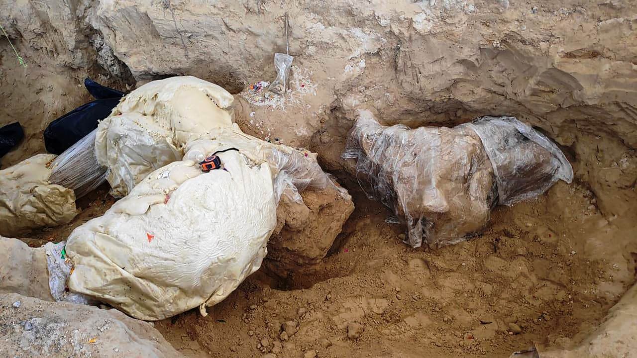 La excavación del cráneo de un mamut encontrado en el estado de Puebla, al centro de México. El Instituto Nacional de Antropología e Historia de México (INAH) notificó este miércoles sobre hallazgo de este mamut, que vivió “por lo menos” hace 10,000 años.
<br>
<br>La persona encargada de preparar más fosas en el cementerio municipal de Los Reyes de Juárez se “topó con lo que creía era una raíz, pero al empujar saltaron decenas de fragmentos que parecían ser huesos de tamaño y peso considerable”, 
<a href="https://www.inah.gob.mx/boletines/10708-especialistas-del-inah-confirman-el-hallazgo-de-restos-de-un-mamut-en-puebla"><u>según un boletín</u></a> del INAH.