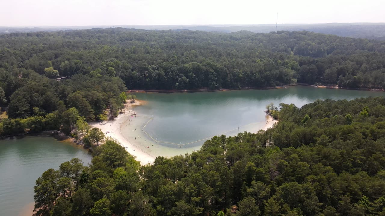 Buford Dam Park, ubicado al este de la presa Buford en el lago Lanier, ofrece varias opciones para que sus visitantes disfruten de aventuras al aire libre, entre estas destaca una playa que -para muchos- es considerada como una "joya oculta" en Georgia.