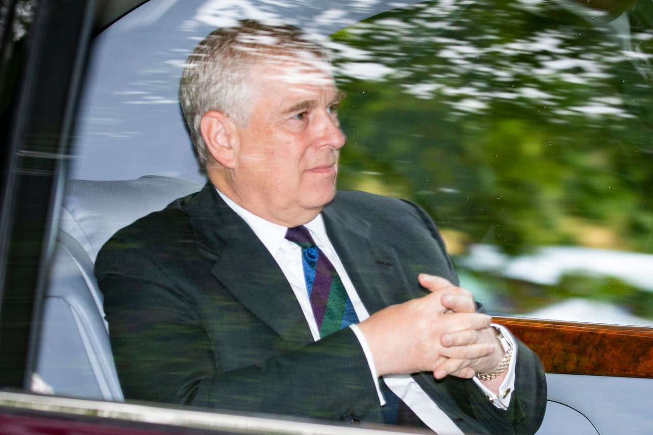 De acuerdo a reseñas publicadas por 
<a href="https://www.mirror.co.uk/news/uk-news/prince-andrew-had-orgy-paedophile-20664407" target="_blank">Mirror</a>, el 
<a href="https://www.dailymail.co.uk/news/article-7595709/Prince-Andrew-joined-orgy-Jeffrey-Epstein-nine-girls-accuser-claimed.html" target="_blank">Daily Mail</a> e 
<a href="https://www.independent.co.uk/news/uk/home-news/prince-andrew-jeffrey-epstein-orgy-virginia-roberts-giuffre-channel-4-dispatches-a9164566.html" target="_blank">Independent</a>, el documental retoma un declaración judicial de Virginia Giuffre, quien en 2015 acusó a Epstein de haber abusado sexualmente de ella.