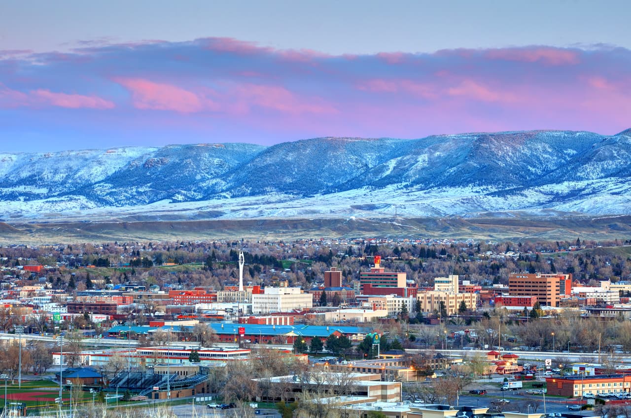 <h2 class="cms-H2-H2">Wyoming</h2>
<br>
<br>Wyoming es uno de los estados que más recientemente se unió a Mega Millions, en 2014. Solo le supera Mississippi, que comenzó a vender boletos de este sorteo en 2020, de acuerdo con la página oficial de Mega Millions. Y también es uno donde no se cobran impuestos estatales.
<br>
<br>En este estado de más de 570,000 habitantes (de los cuales un 10.6% son de origen latino), el mayor premio que ha ganado un jugador de Mega Millions ha sido de $5 millones, en el sorteo celebrado el 23 de marzo de 2016, según el sitio wyolotto.com. 
<br>