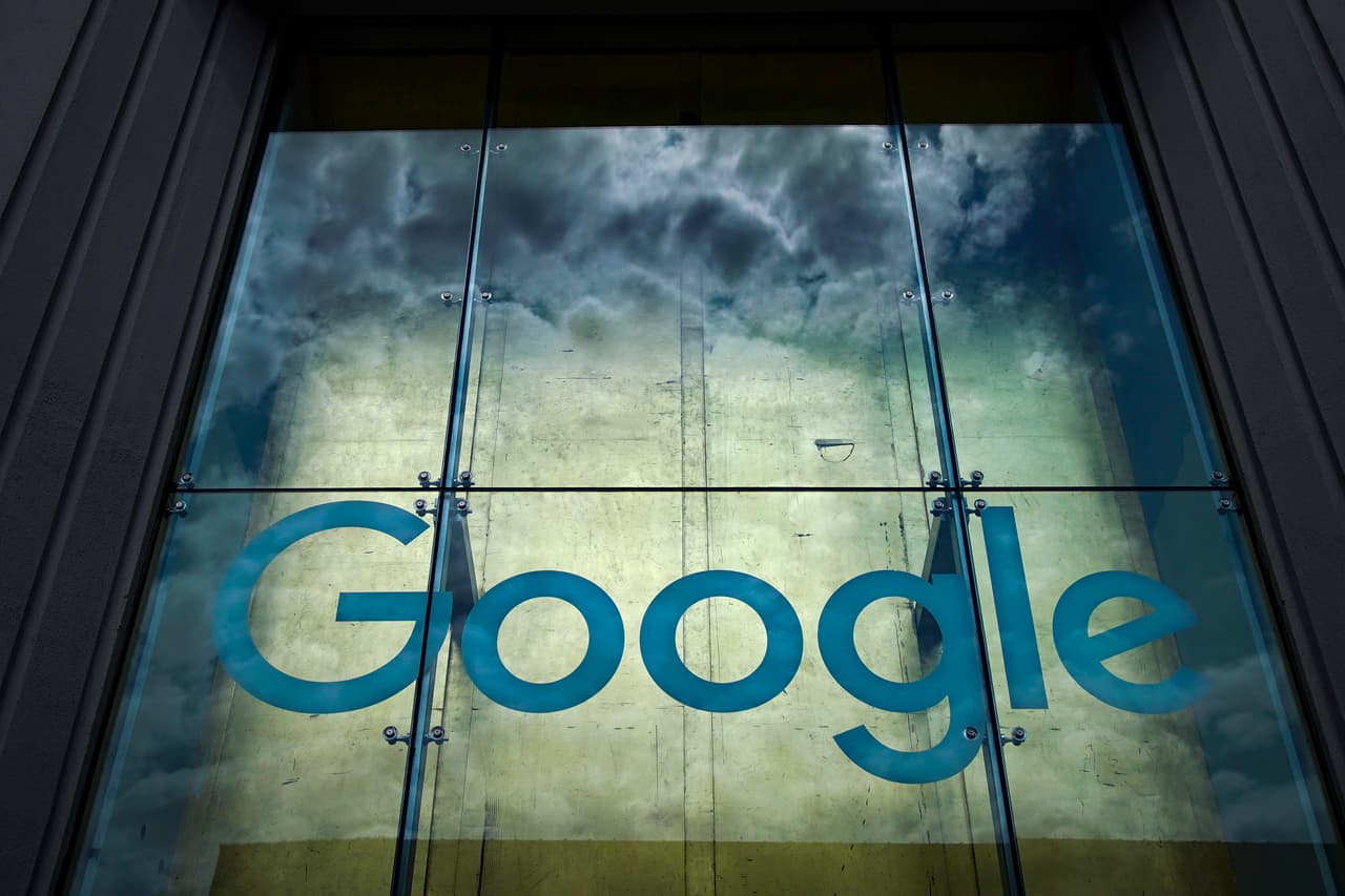 <h2 class="cms-H2-H2">12. Google cumple 25 años</h2>
<br>
<br>El gigante de las búsquedas en internet fue lanzado oficialmente en 1998 por Larry Page y Sergey Brin, y ahora es una compañía (bajo el nombre de Alphabet) valuada en más de 863,000 millones de dólares en el mercado.