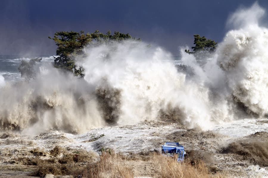 Las olas, principalmente causadas por terremotos, pueden alcanzar alturas entre un par de pulgadas hasta más de 100 pies (30 metros), según los datos de la Administración Nacional Oceánica y Atmosférica (NOAA).
