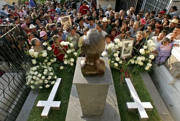 Cada aniversario luctuoso, grandes multitudes se reúnen en su tumba para rendirle tributo y recordarle.