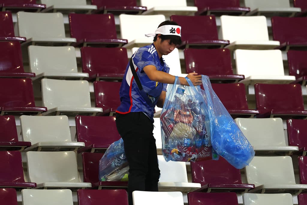 No es la primera vez que lo hacen, pero siguen impresionando y poniendo el ejemplo al resto del mundo por su orden y limpieza. Los aficionados de japón 
<b>volvieron a retirarse de un estadio de futbol con su basura y la ajena</b>, esta vez durante la Copa del Mundo de Qatar 2022.