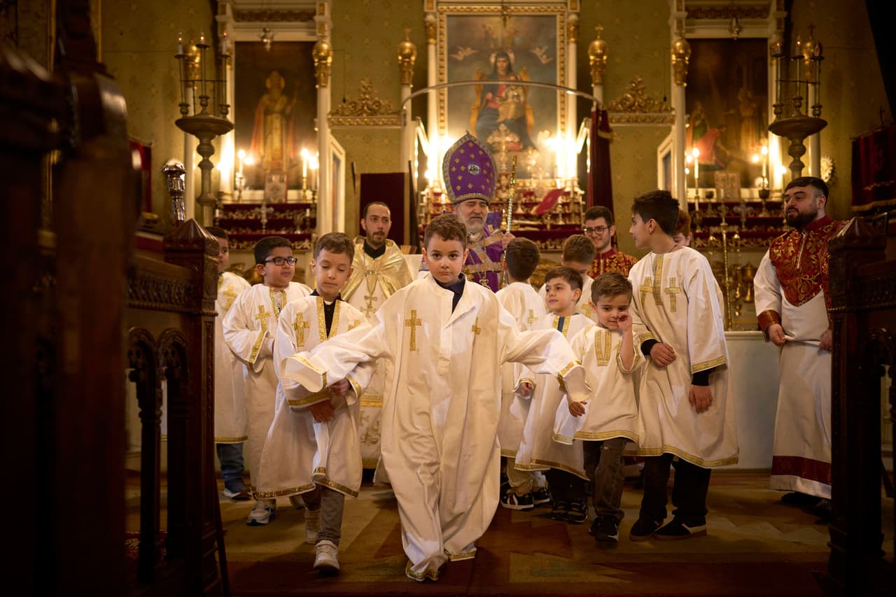Niños se retiran después de posar para una foto con el arzobispo Datev Hagopian, durante un servicio religioso del Jueves Santo, en la Catedral Armenia de Bucarest, Rumania, el jueves 17 de abril de 2025. 
<br>
<br>
<b>También influyen factores geopolíticos. La guerra en Ucrania ha tensado las relaciones dentro del mundo ortodoxo, especialmente entre la Iglesia ortodoxa rusa y otras iglesias nacionales, </b>lo que dificulta alcanzar una posición común respecto a la Pascua y otras cuestiones de fe compartida.
<br>