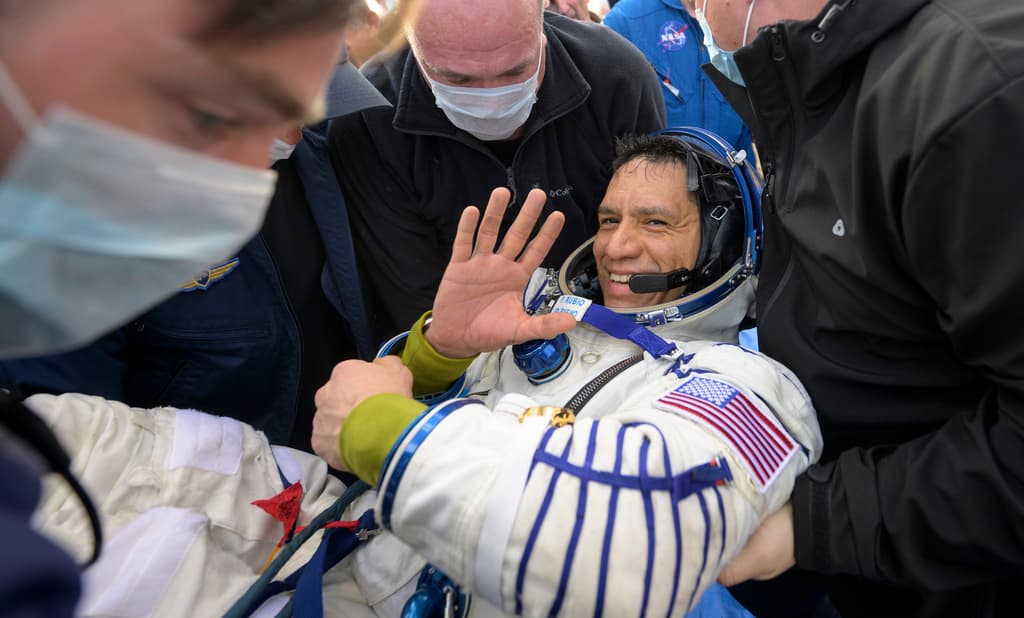Lo que debería haber sido una misión de 180 días se convirtió en 371 días. 
<a href="https://www.univision.com/local/miami-wltv/si-dios-quiere-va-a-ser-verdad-el-astronauta-frank-rubio-puede-romper-un-record-en-su-primer-viaje-al-espacio-video">Rubio pasó más de dos semanas más en el espacio que Mark Vande Hei, que tenía el récord anterior de la NASA para un único viaje espacial. </a>
<br>
