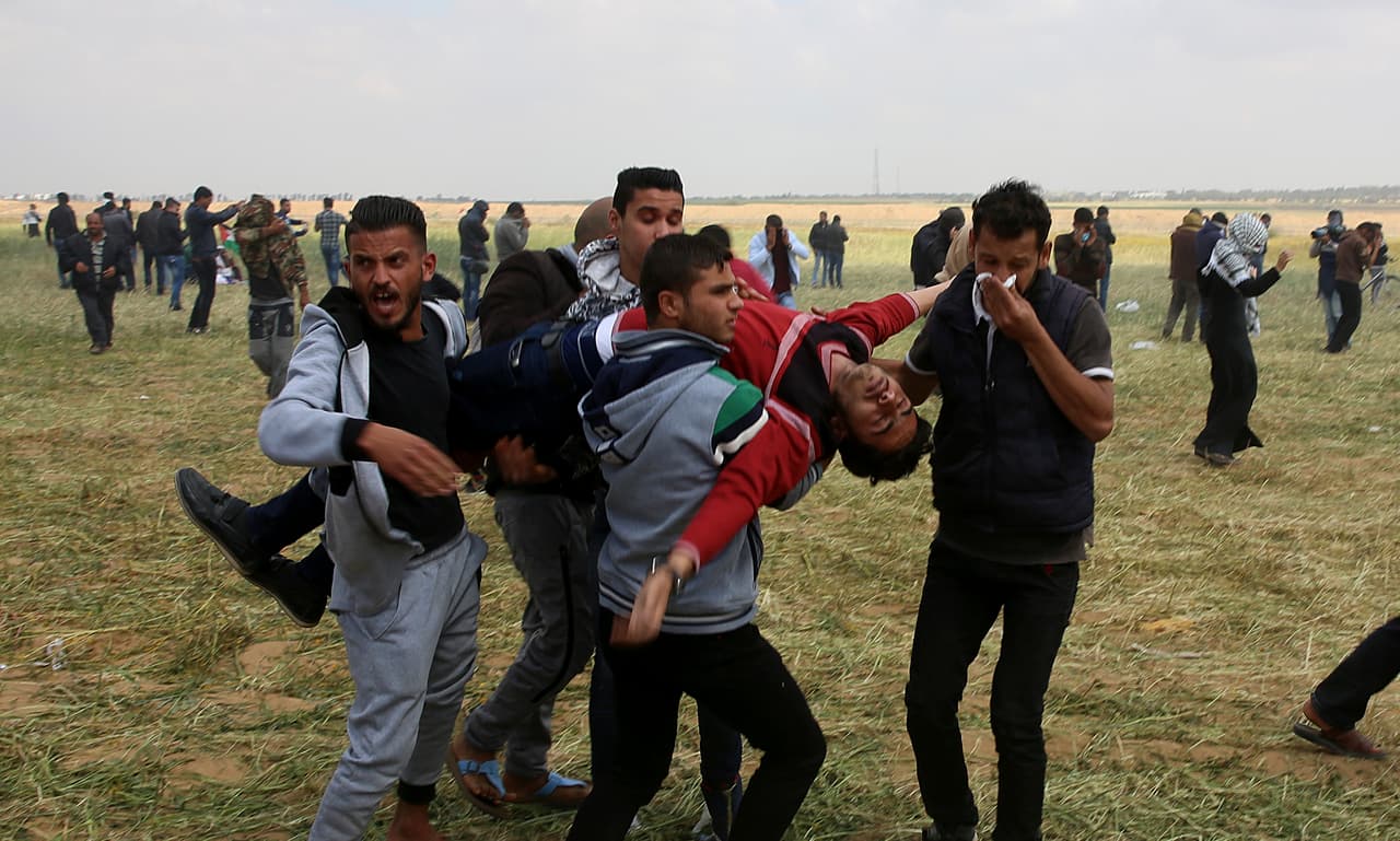 Funcionarios de salud de Gaza dijeron que uno de los muertos tenía 16 años de edad y que, al menos, 400 personas resultaron heridas por disparos, balas de goma y por inhalación de gases lacrimógenos.