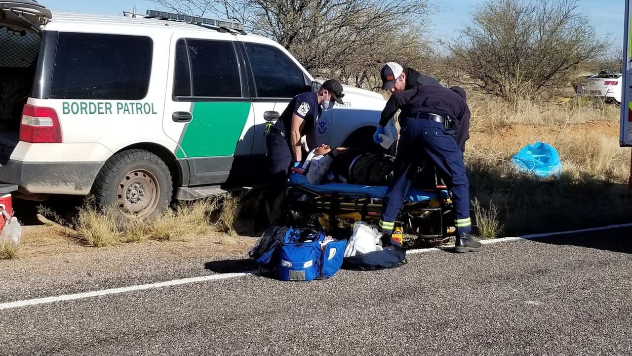 Un conductor ciudadano estadounidense estrelló el vehículo cuando huía de los agentes de la estación de Tucson en la carretera SR-286. Las autoridades encontraron a dos indocumentados heridos que estaban encerrados en la cajuela.