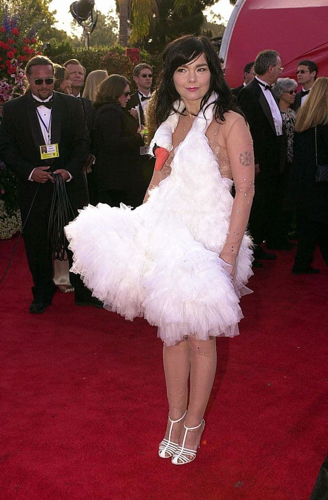 El 
<b>vestido de cisne</b> diseñado por Marjan Pejoski ganó popularidad en 2001, cuando la cantante Björk lo presumió en los Premios Oscar de ese año. Aunque muchos lo criticaron, a otros les encantó y varias series y películas mostraron una imitación del mismo, como en ‘Hannah Montana’ (2006) o '¿Y dónde están las rubias?’ (2004).