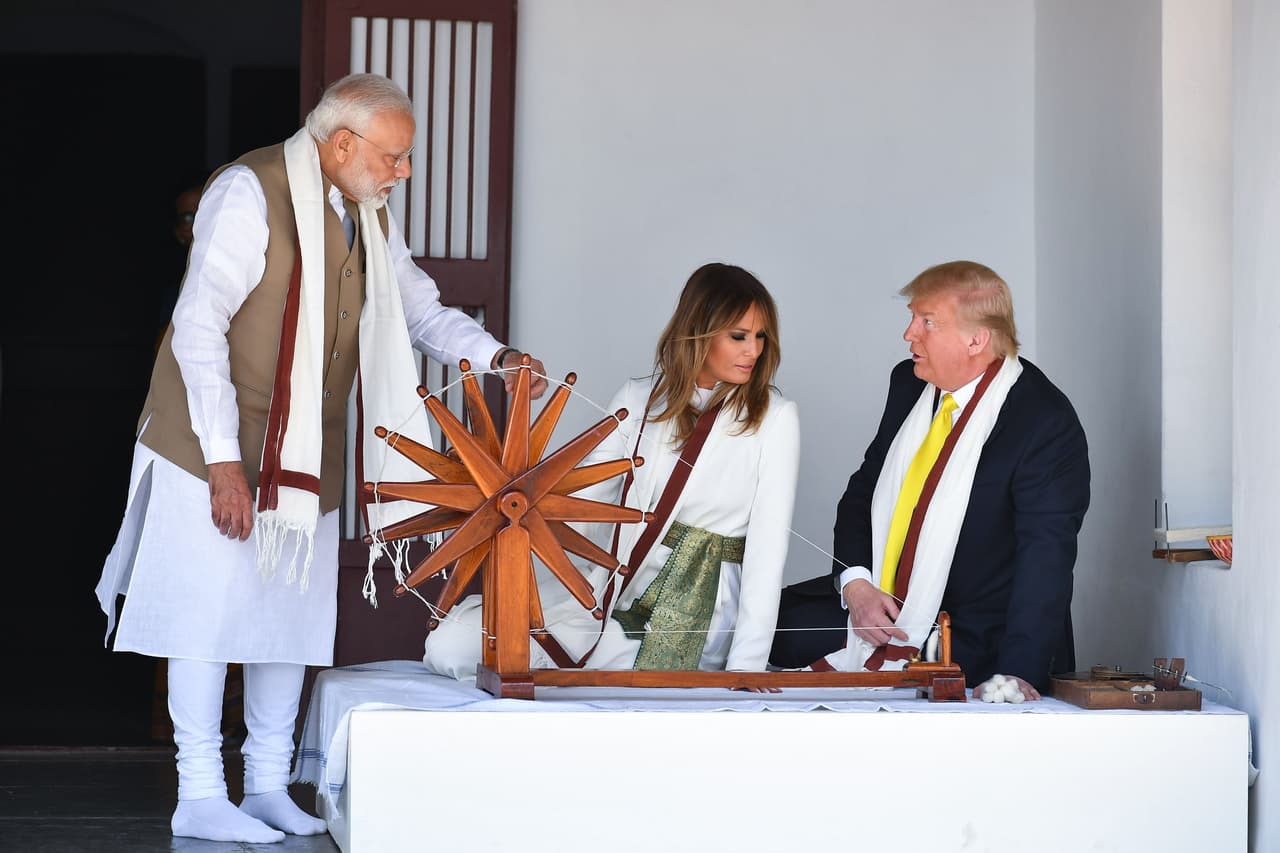 El presidente Trump y la primera dama Melania Trump escuchan al primer ministro indio Narendra Modi mientras se sientan junto a un charkha, o rueca, durante su visita al Ashram Gandhi en Ahmedabad.