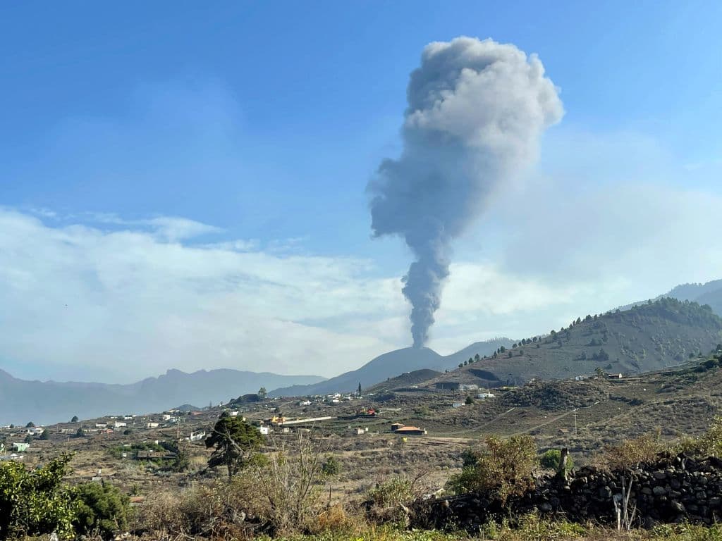 El volván en erupción en la isla española de La Palma, España.