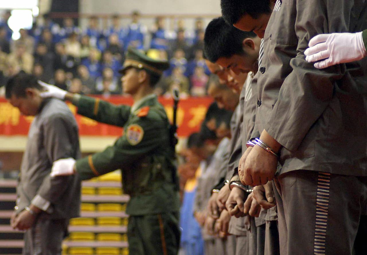 <h3 class="cms-H3-H3">1. China</h3>
<br>
<br>🔴 
<b>Ejecuciones en 2021: </b>Al menos 1,000. De acuerdo con Amnistía Internacional, China ejecuta a más personas que todos los demás países que aplican la pena de muerte juntos, aunque la pena de muerte tiene un sólido respaldo en la opinión pública china. 
<br>
<br>🔴 
<b>Delitos que se castigan con la pena de muerte:</b> Entre la lista de delitos está incendio provocado, violación, “rebelión armada”, peligro a la seguridad pública, tráfico de drogas y asesinato.
<br>
<br>🔴 
<b>Métodos de ejecución: </b>Inyección letal y fusilamiento.