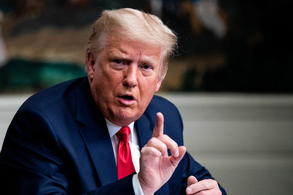 Trump da marcha atrás: firma el paquete de ayudas por el coronavirus, incluyendo cheques de $600
