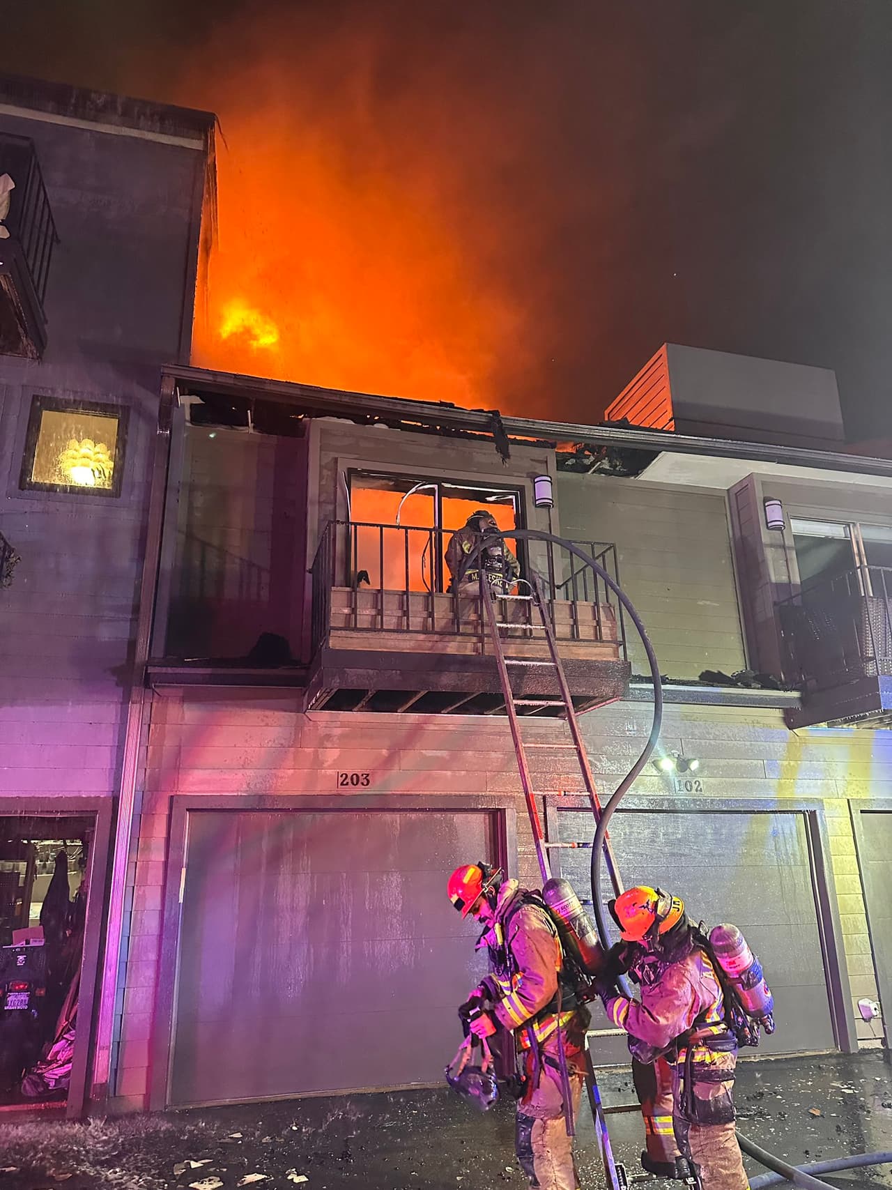 Otra persona fue sacada de un edificio contiguo tras ayudarla a bajar de un balcón con una escalera, así como un perro que también fue extraído de otra unidad.