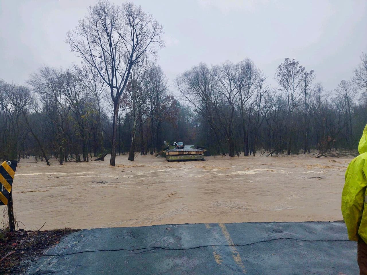 Las unidades de rescate acuático de Mooresville 
<a href="https://www.univision.com/local/north-carolina-wuvc/buscan-a-5-personas-desaparecidas-en-un-refugio-de-casas-rodantes-tras-inundaciones-en-carolina-del-norte-video">continúan las labores de búsqueda en medio de las fuertes lluvias.</a> Un niño y un adulto aún continúan desaparecidos. Lugar: Condado de Iredell