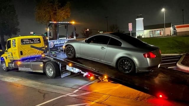 Incautan 14 autos y arrestan a un hombre que organiza 'sideshows' ilegales
