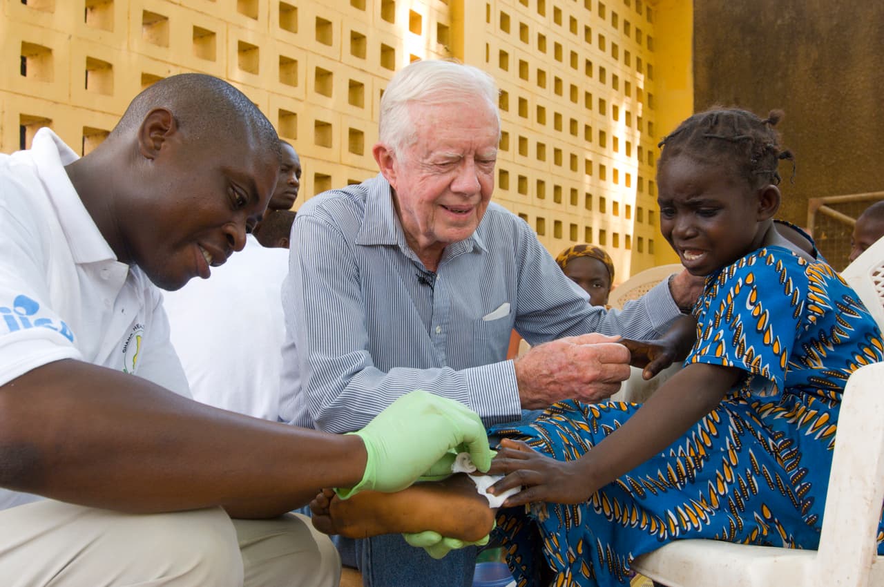 Jimmy Carter durante trabajo de voluntario con una misión médica en Gana. 2007.