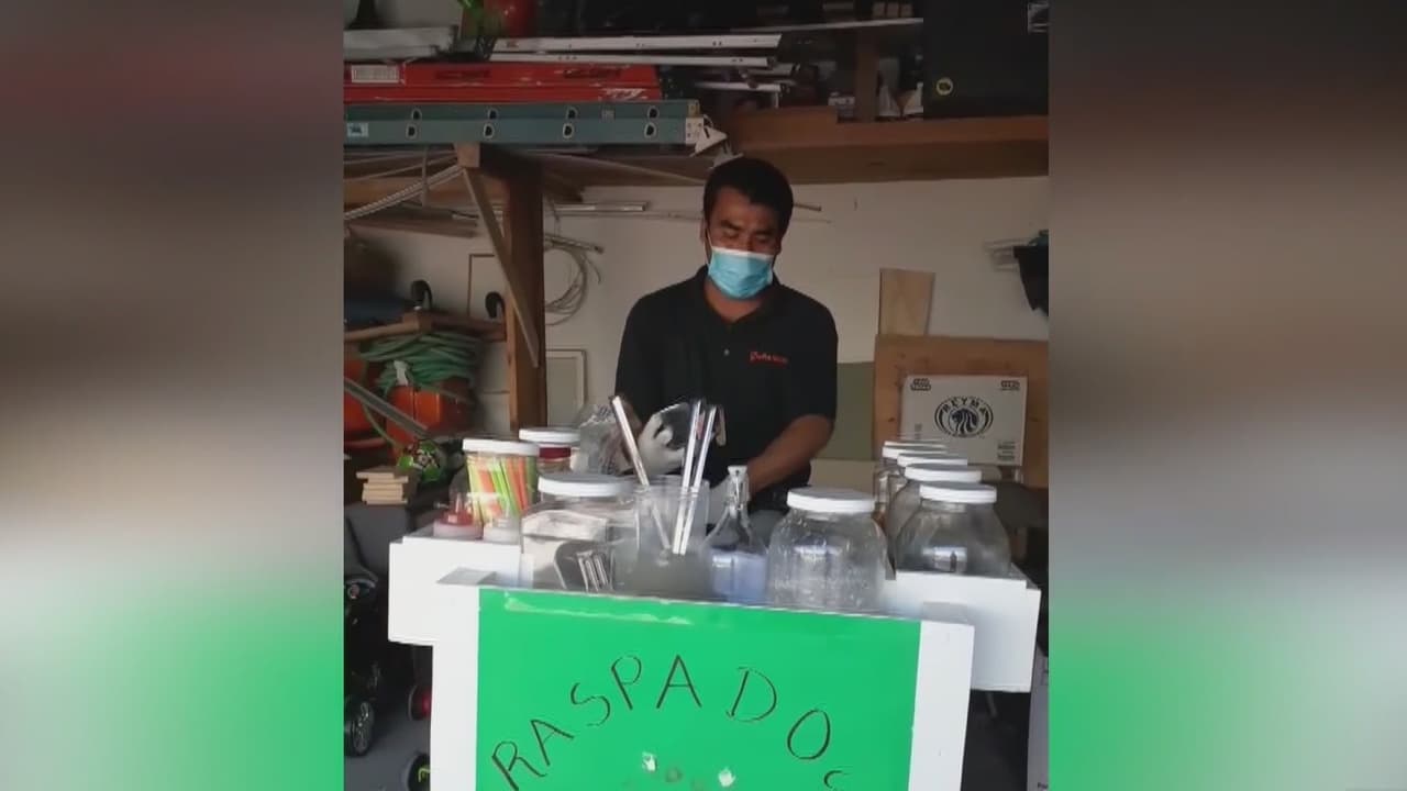 Ante la difícil situación económica provocada por la crisis del coronavirus, el señor Laureano juntó sus ahorros, montó un carro de raspados y salió a las calles a buscar algunos ingresos. El pasado 21 de abril fue abordado por dos sujetos que le compraron dos bebidas y uno de ellos, sin mediar palabra, 
<a href="https://www.univision.com/local/los-angeles-kmex/en-video-dos-sospechosos-le-pegan-una-cachetada-sin-razon-a-un-vendedor-ambulante-hispano-video">lo golpeó en la cara mientras su acompañante grababa</a>, en medio de risas, lo ocurrido.