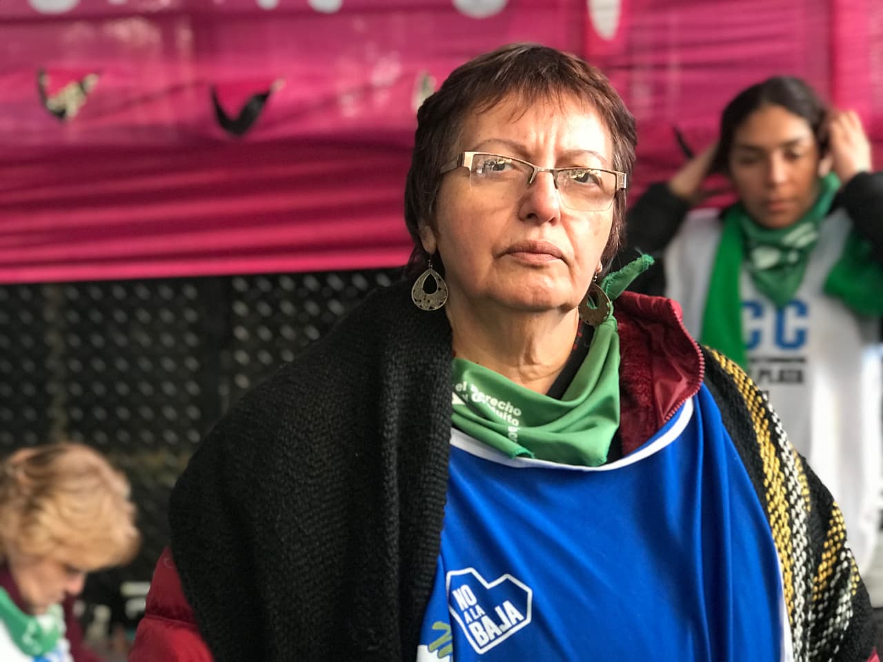 "Siento un gran orgullo por toda esta cantidad de mujeres jóvenes, por la fuerza y la posición que tienen", dice Eva de 60 años, una sindicalista con perspectiva de género. "Llevo cuatro décadas y media esperando ver este día. Soy de una generación que creció creyendo en la cigüeña, 
<b>no se nos hablaba de sexo ni de la anticoncepción pero si quedabas embarazada y eras soltera, te echaban de tu casa, te cuestionaban, te maltrataban socialmente"</b>.