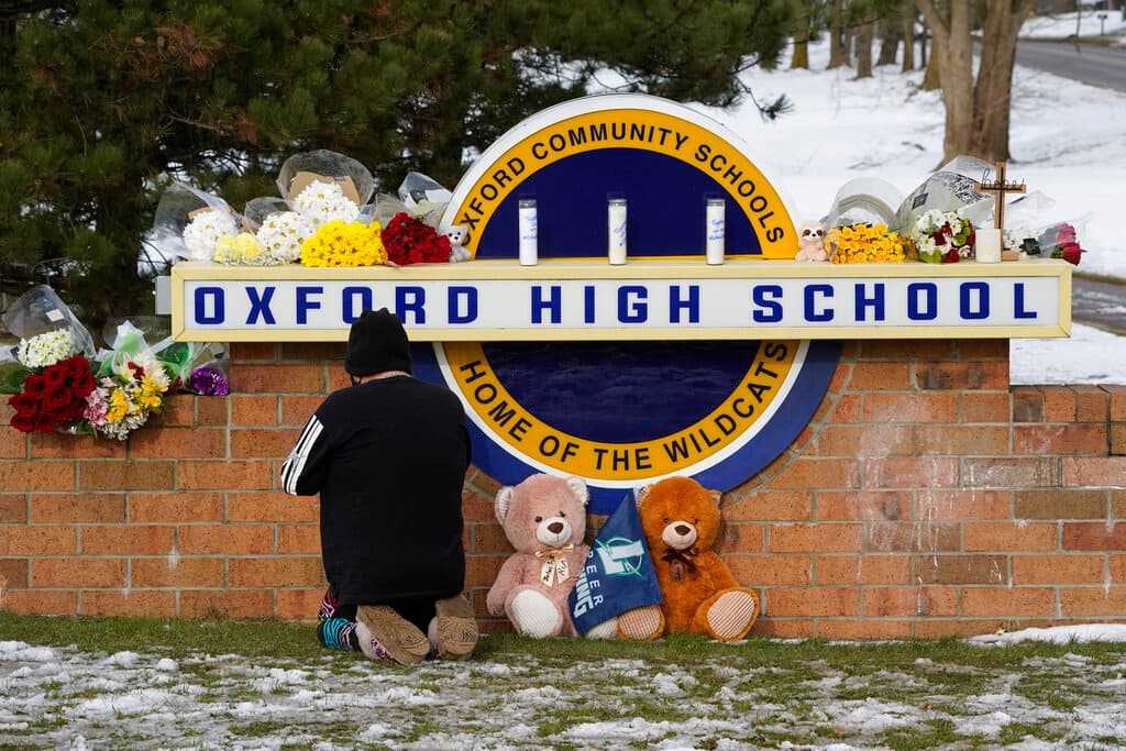 Presentan cargos de homicidio involuntario a los padres del joven acusado por tiroteo en escuela de Michigan