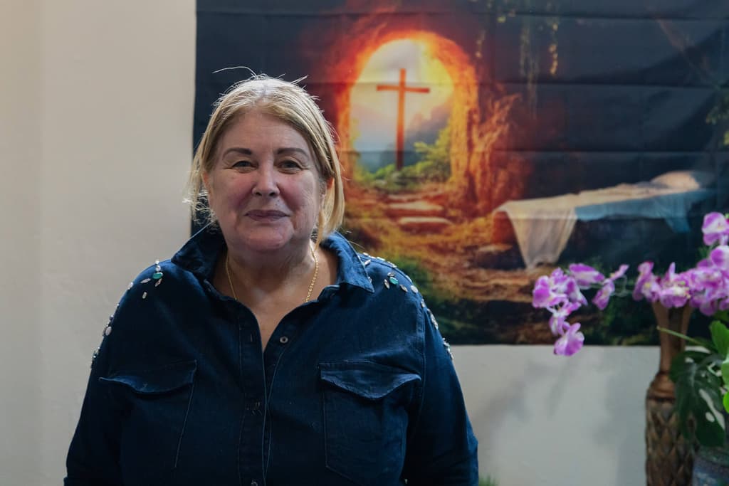 <b>El rol de la pastora Nilka Marrero</b>: La pastora ha asumido un papel fundamental en la preparación de los inmigrantes, ofreciendo simulacros de redadas y brindando apoyo emocional a quienes viven con miedo constante.