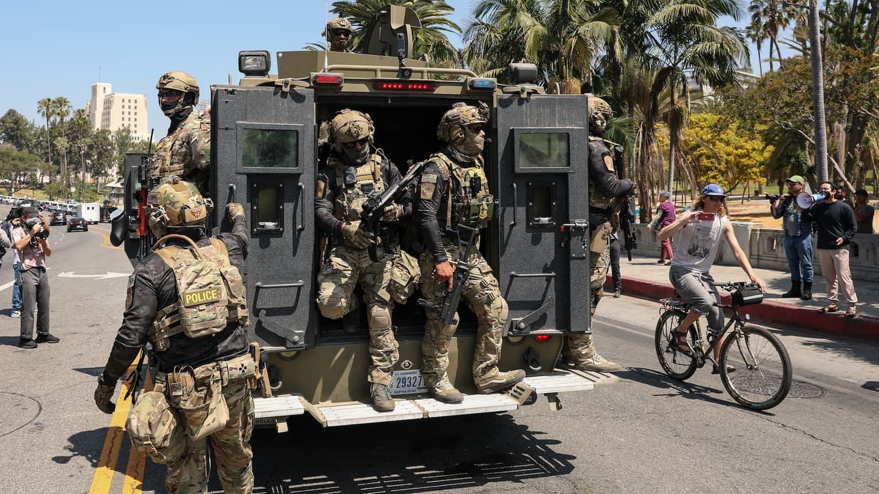 Fueron desplegados al menos 17 vehículos Humvee, dos ambulancias militares y 90 tropas de la Guardia Nacional junto a 
<b>agentes armados, algunos sin identificación visible</b>
