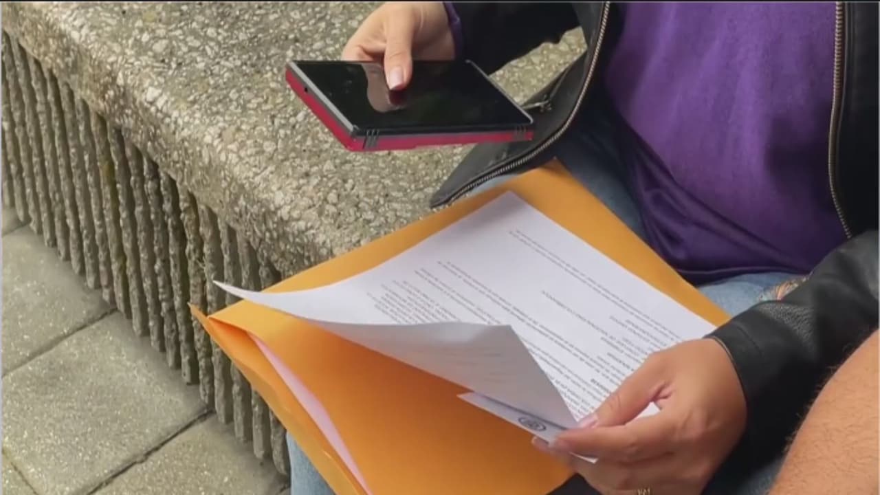 Colombianos denuncian venta de citas consulares por chats ante dificultad para obtenerlas