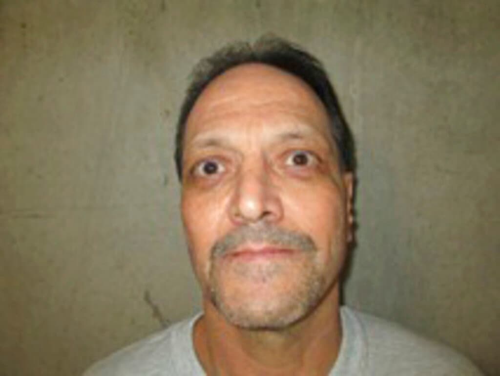 <h2 class="cms-H2-H2">Richard Fairchild</h2>
<br>
<b>Fecha de ejecución:</b> 17 noviembre 2022
<br>
<b>Lugar de ejecución: </b>Oklahoma
<br>
<br>Fairchild, un exmarine, fue declarado culpable de matar en 1993 a Adam Broomhall, el hijo de 3 años de su novia, después de que el niño se orinara en la cama. Los fiscales dicen que Fairchild sostuvo ambos lados del cuerpo de Adam contra un horno abrasador y luego lo arrojó sobre una mesa. El niño nunca recuperó el conocimiento y murió más tarde ese día.